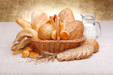 Korb mit Semmeln und Brot, Ähren und einer Milchkanne